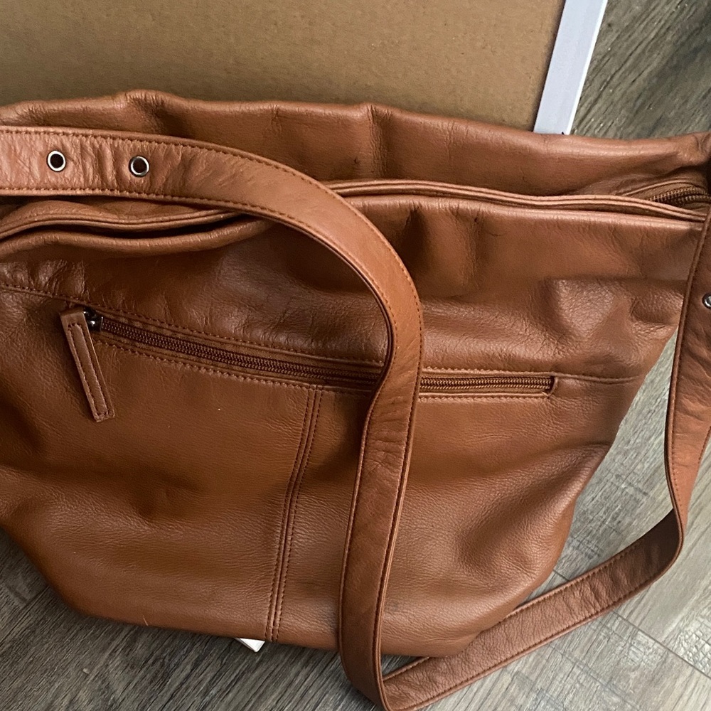 Stone Mountain Accessories Tan Leather Shoulder Bag